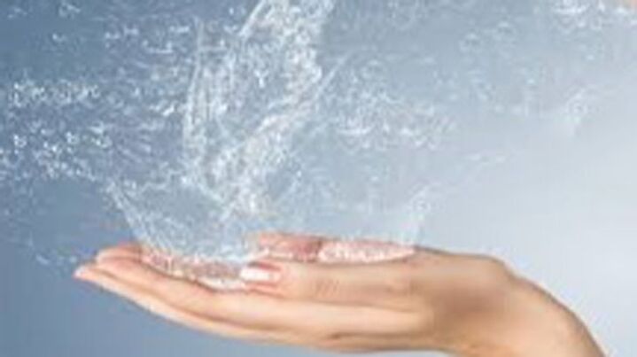 Spray from the hands of the hands put under water